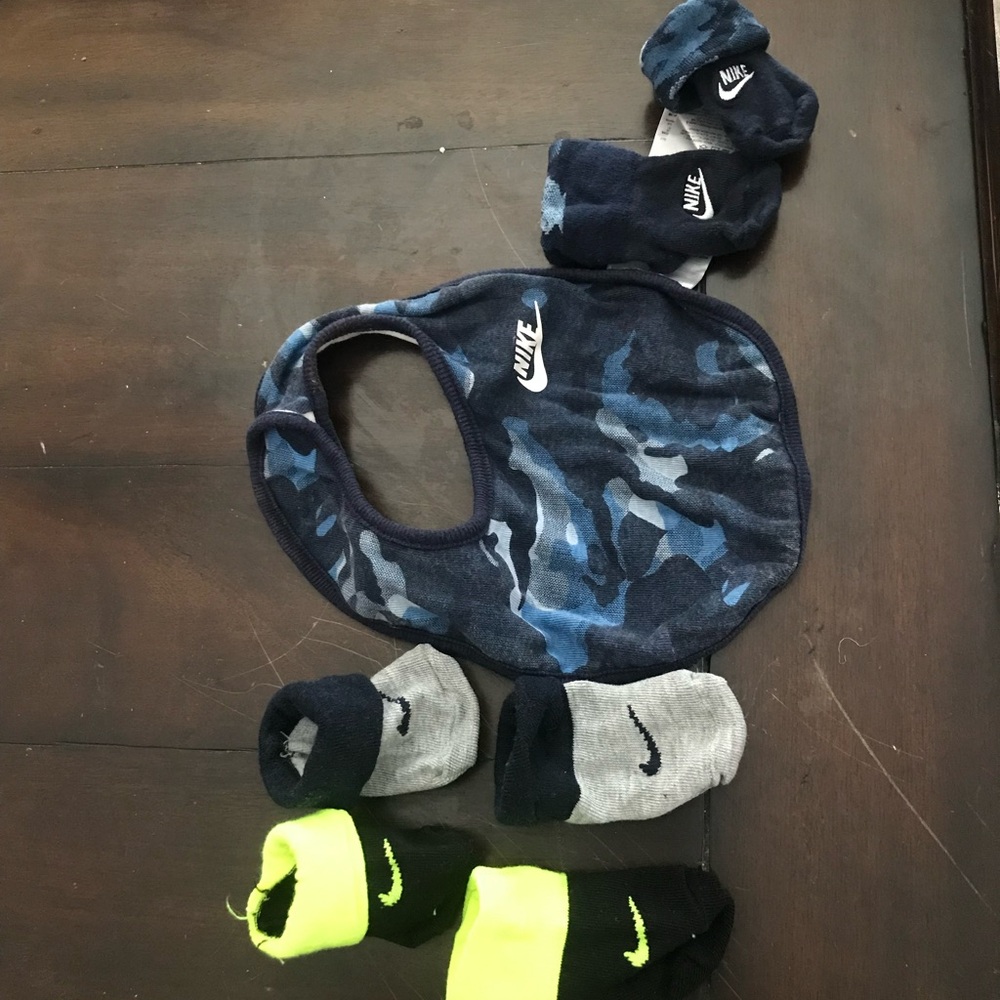 Nike Kids Camouflage Bib and Sock Set